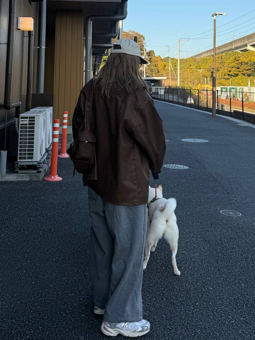 グレー系のその他パンツ、ブラウン系のその他アウター、ブラウン系のニット/セーターを着用したレディースの冬コーディネートの4枚目の写真