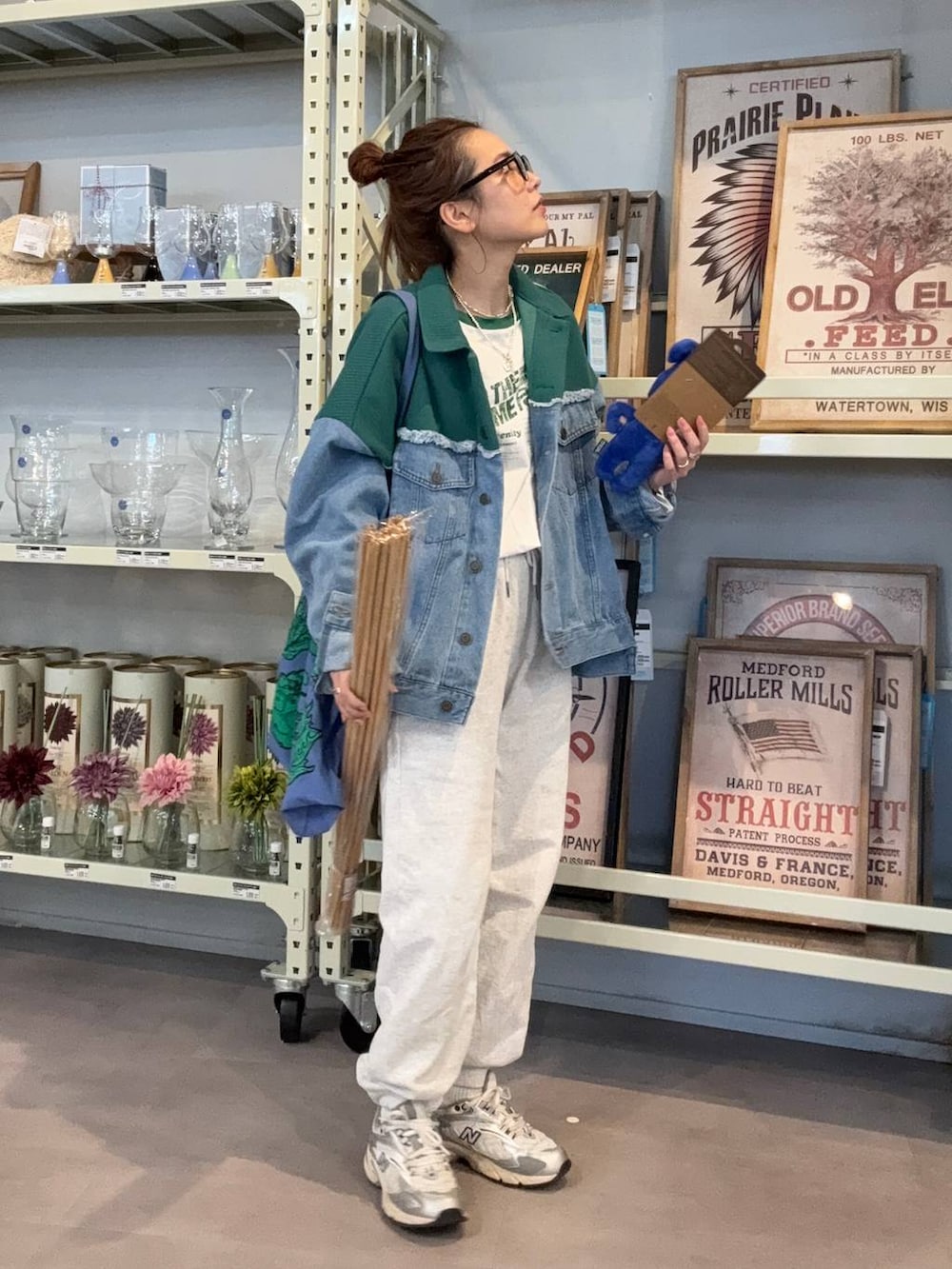 グレー系のスウェットパンツ、ブルー系のデニムジャケットを着用したレディースの冬コーディネートの3枚目の写真