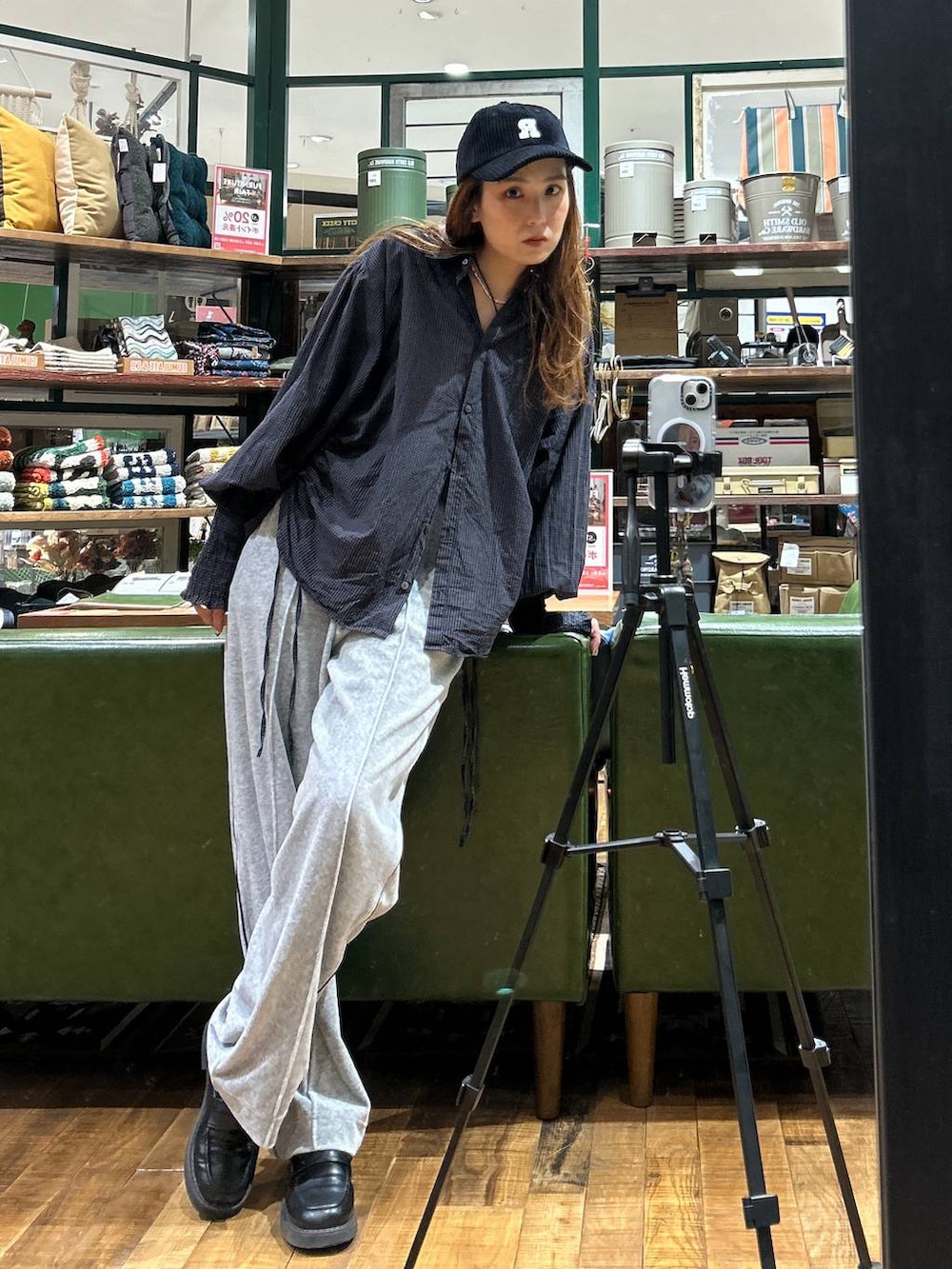 グレー系のシャツ/ブラウス、グレー系のその他パンツ、ブラック系のキャップを着用したレディースの秋コーディネートの2枚目の写真