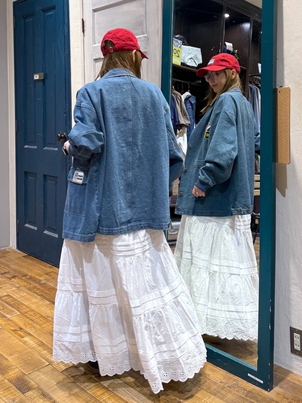 ベージュ系のスニーカー、レッド系のキャップを着用したレディースの春コーディネートの6枚目の写真