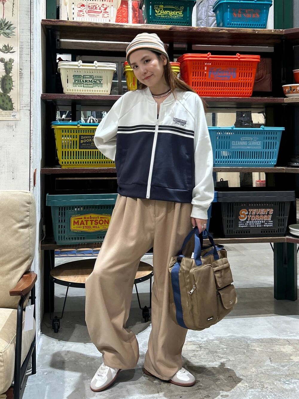 ベージュ系のスニーカー、グレー系のジャージ、ブラウン系のトートバッグを着用したレディースの秋コーディネートの2枚目の写真