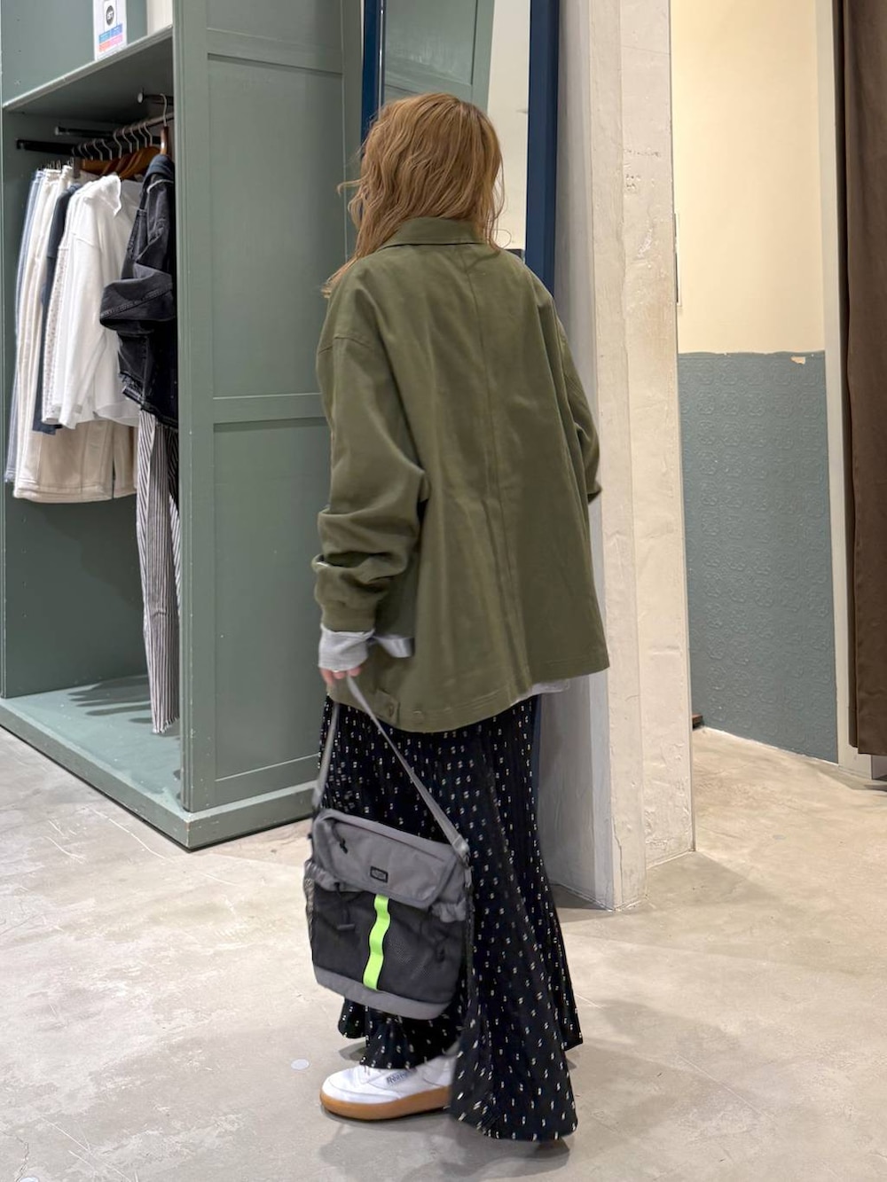 ブラック系のスカートを着用したレディースの冬コーディネートの3枚目の写真