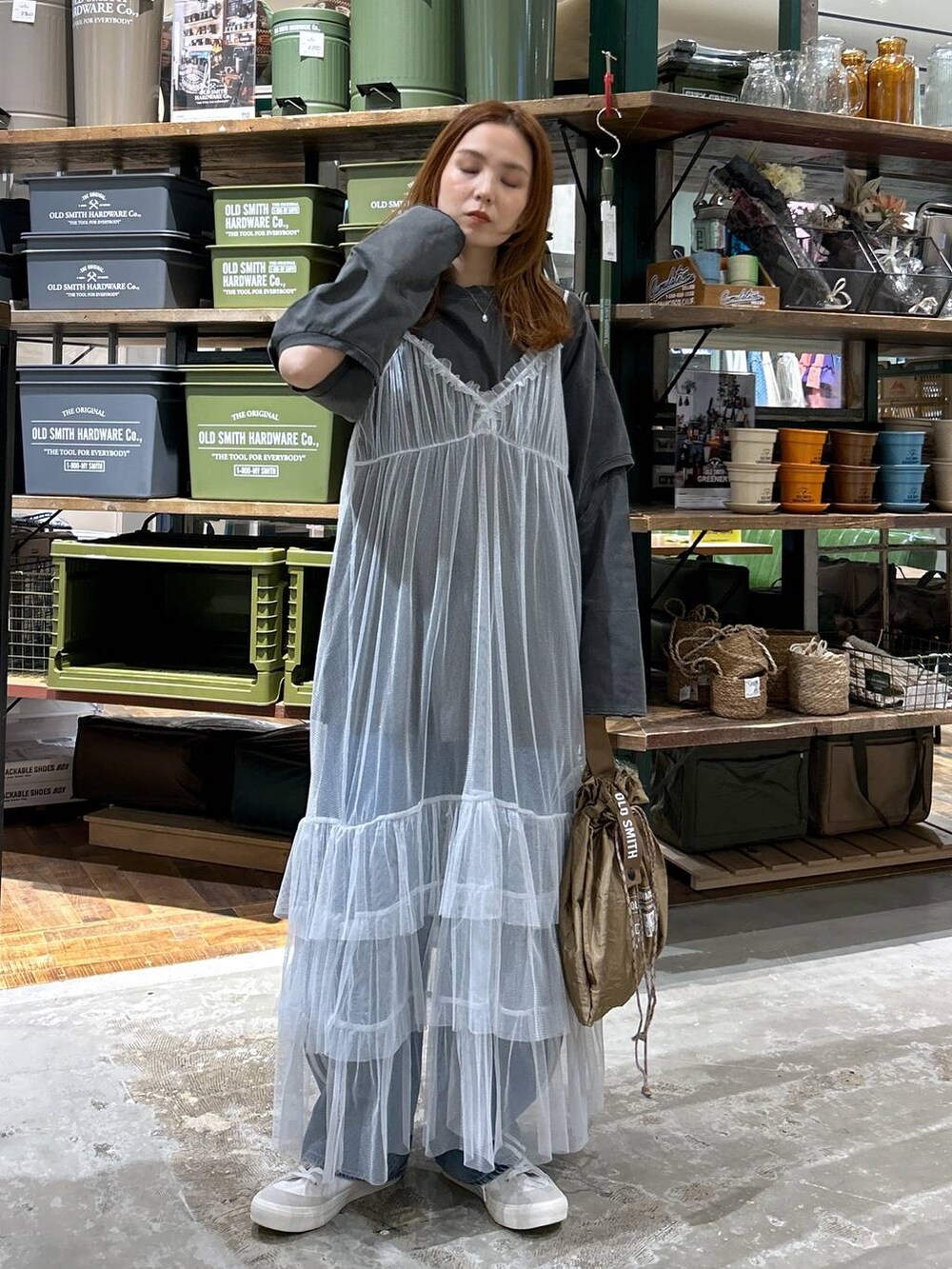 ホワイト系のワンピース、グレー系のTシャツ/カットソー、ホワイト系のスニーカーを着用したレディースの春コーディネートの2枚目の写真