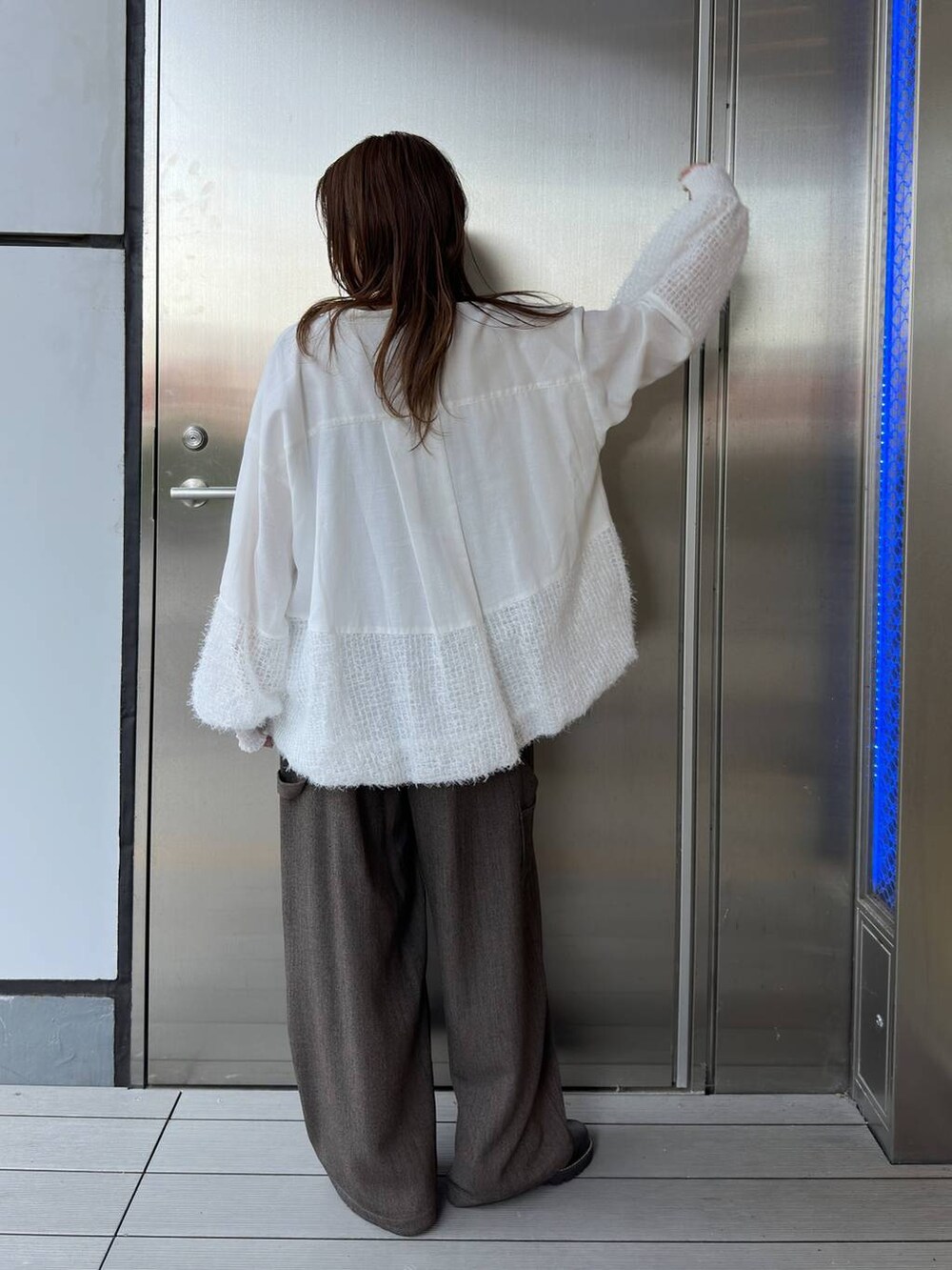 ブラック系のキャミソール、ホワイト系のシャツ/ブラウス、ブラウン系のその他パンツを着用したレディースの夏コーディネートの4枚目の写真