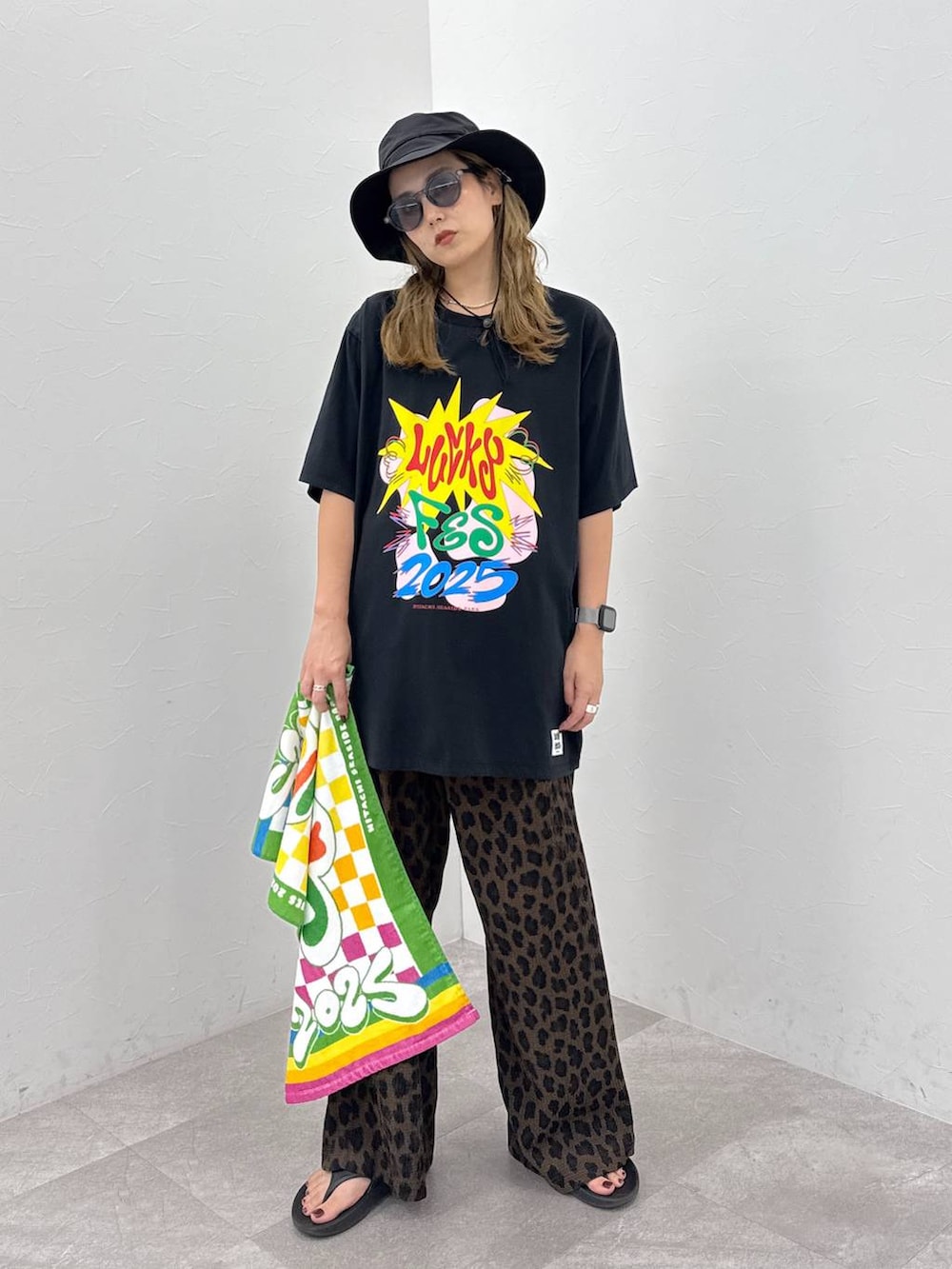 ベージュ系のその他パンツ、ブラック系のハットを着用したレディースの夏コーディネートの2枚目の写真