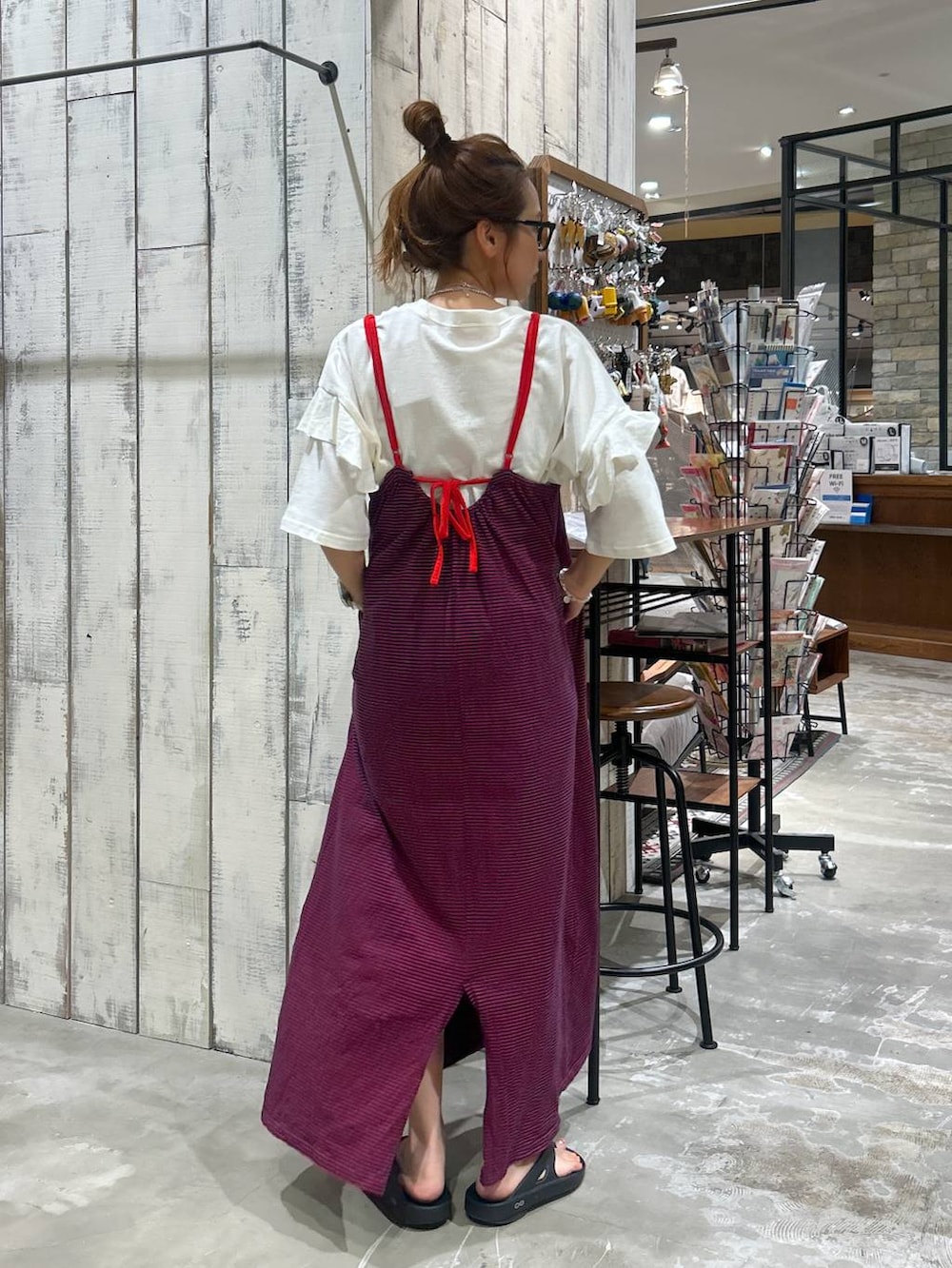 ブラック系のサンダル、ホワイト系のTシャツ/カットソーを着用したレディースの夏コーディネートの4枚目の写真