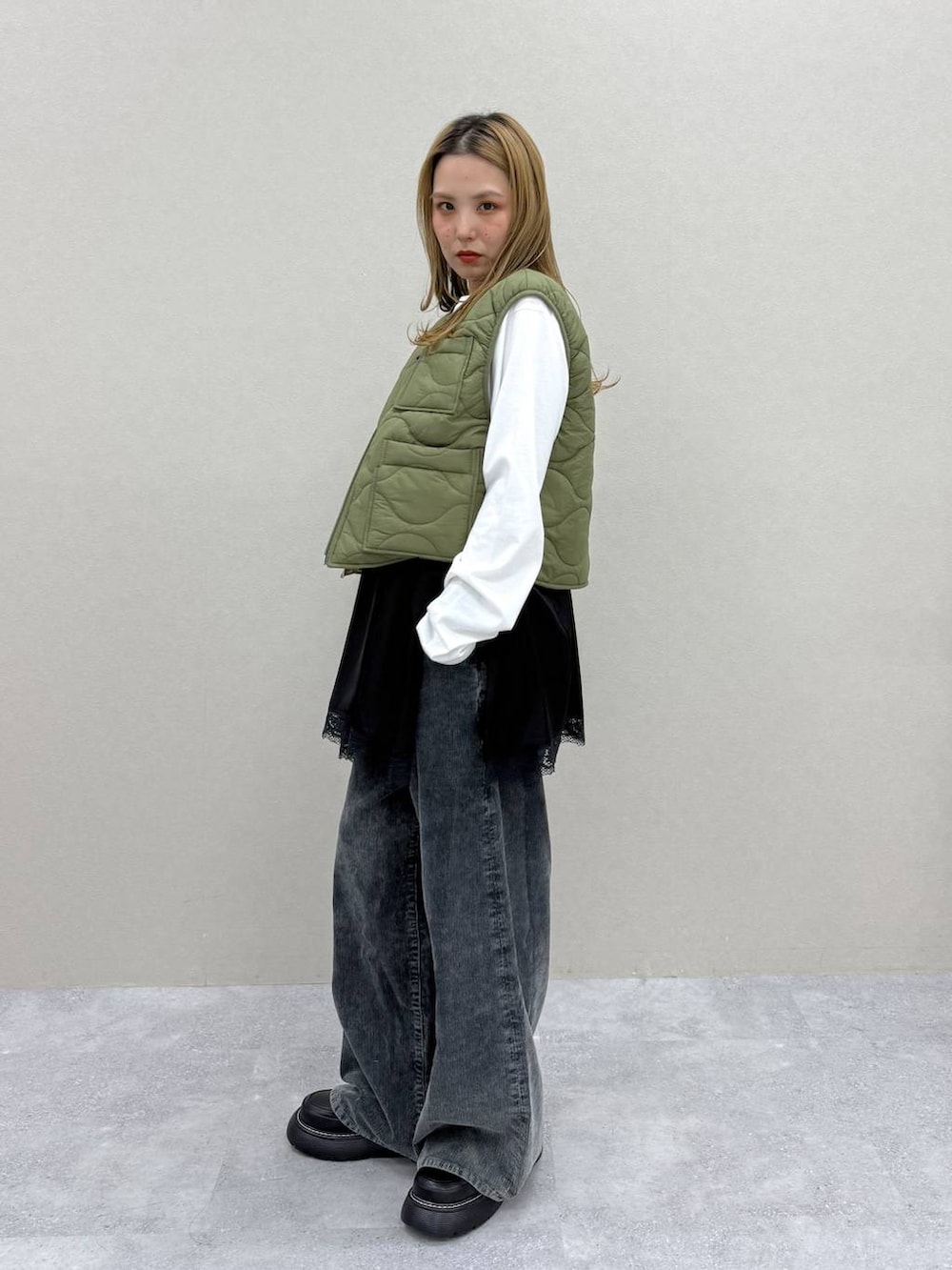 ホワイト系のTシャツ/カットソー、ブラック系のドレスシューズ、グレー系のその他パンツを着用したレディースの秋コーディネートの4枚目の写真