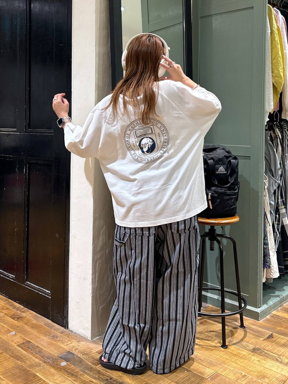 ブラック系のサンダル、ブラック系のその他パンツ、ベージュ系のヘッドフォン/イヤホンを着用したレディースの夏コーディネートの3枚目の写真