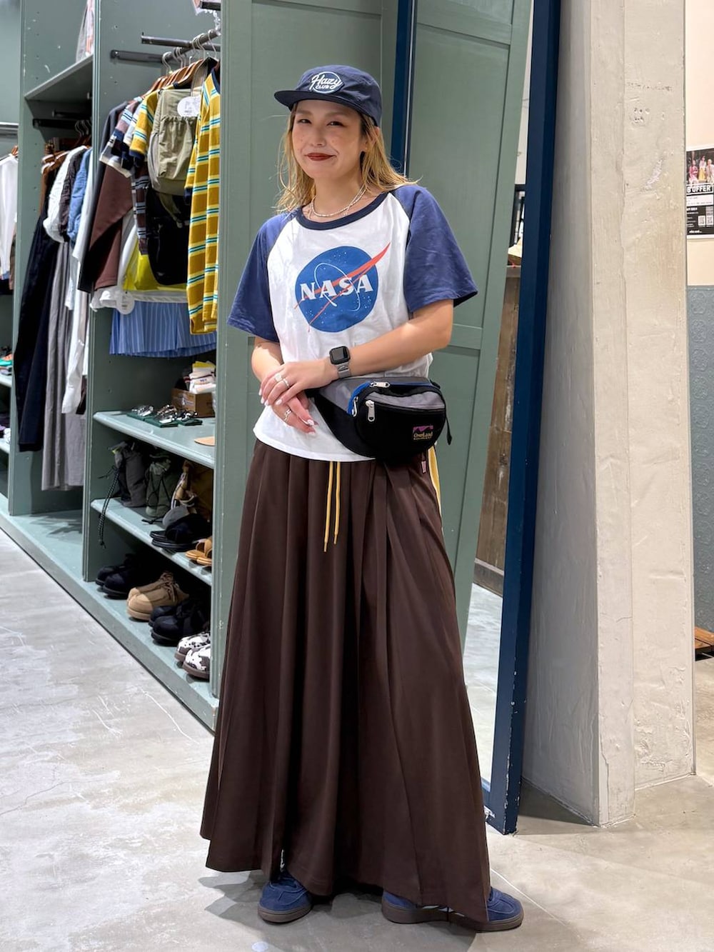 グレー系のボディバッグ/ウエストポーチ、ブルー系のTシャツ/カットソーを着用したレディースの夏コーディネートの2枚目の写真