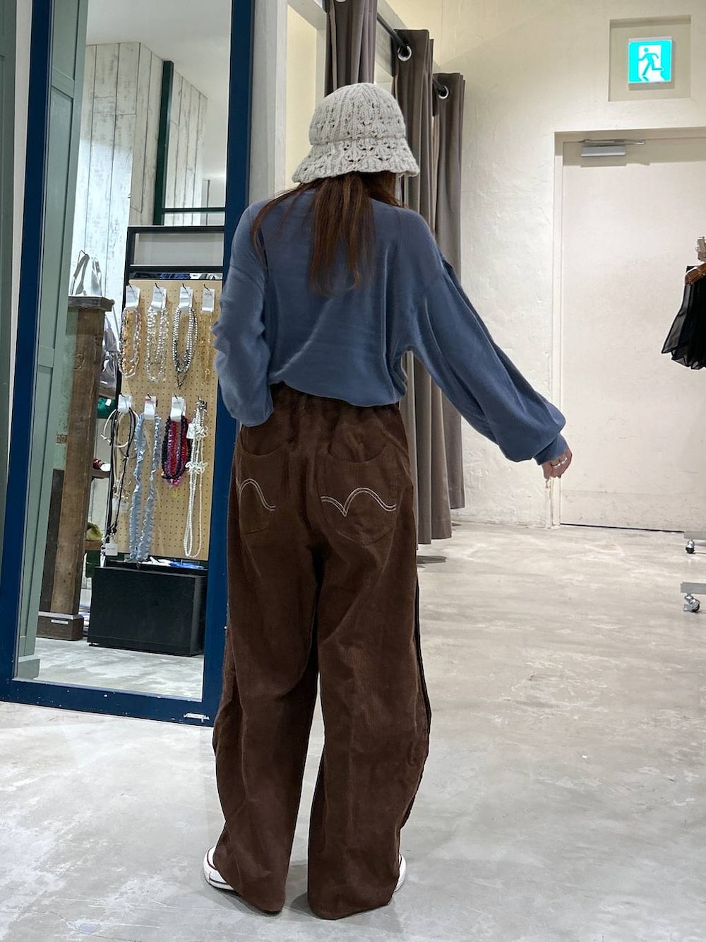 ブルー系のTシャツ/カットソー、ホワイト系のハットを着用したレディースの夏コーディネートの4枚目の写真