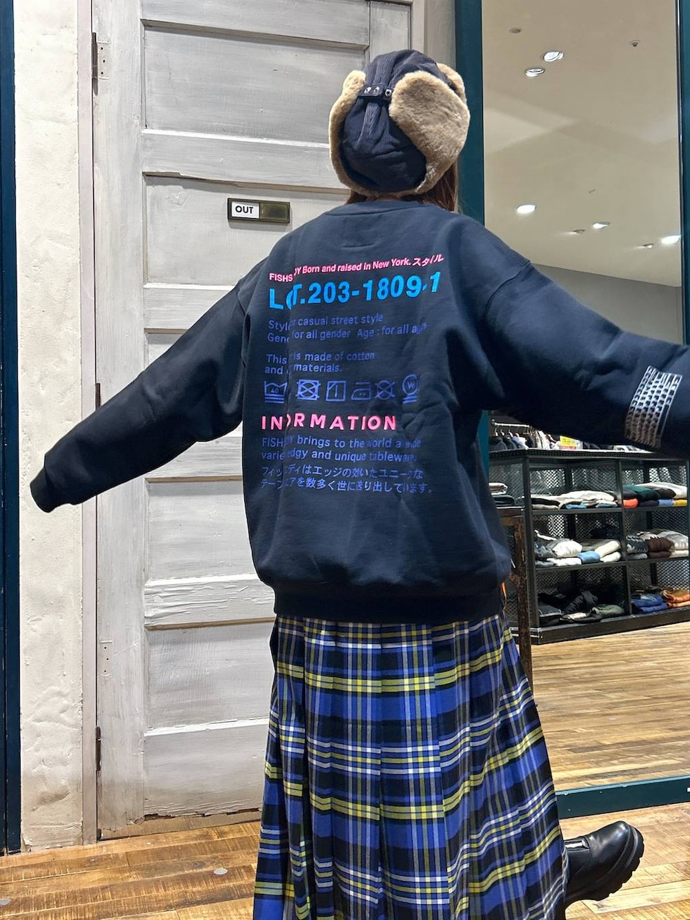 ブルー系のスカート、ブラック系のブーツ、その他のスウェットを着用したレディースの冬コーディネートの4枚目の写真