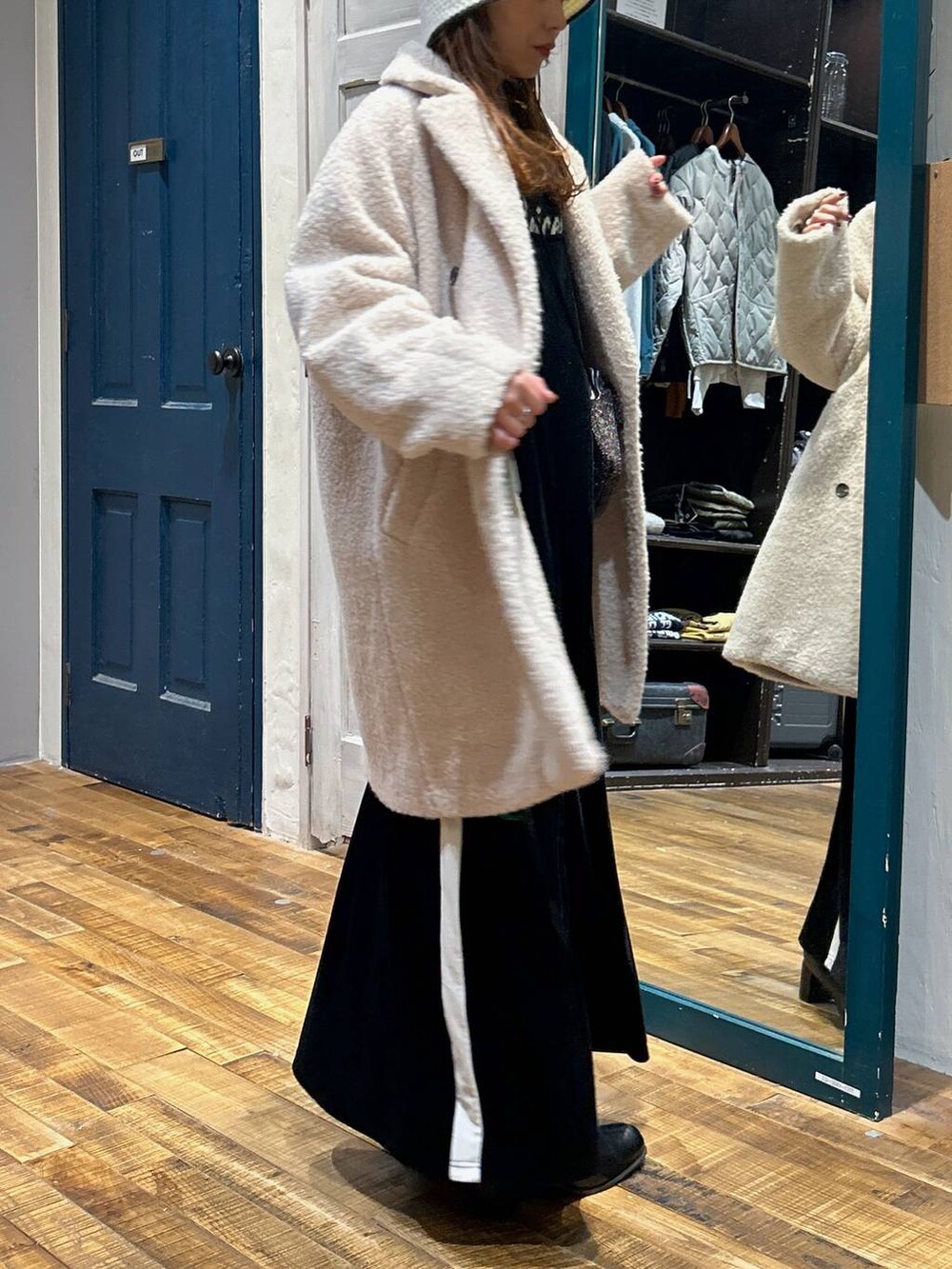 ベージュ系のその他アウター、ブラック系のブーツ、ブラック系のニット/セーターを着用したレディースの冬コーディネートの3枚目の写真