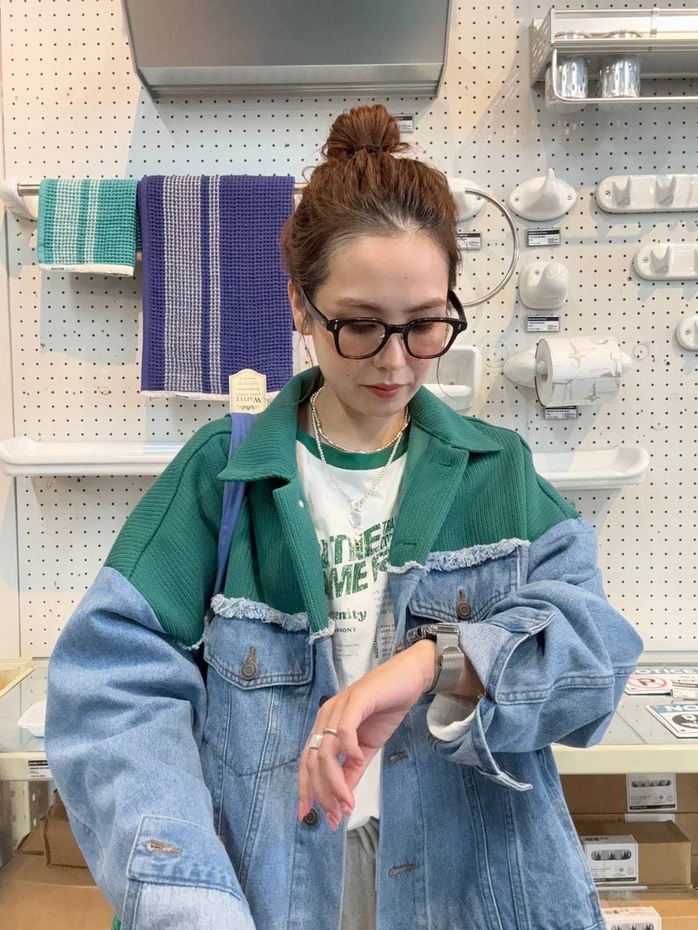 グレー系のスウェットパンツ、ブルー系のデニムジャケットを着用したレディースの冬コーディネートの4枚目の写真