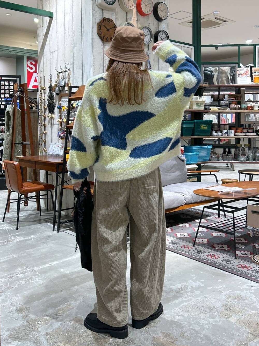 ブラック系のローファー、ブラック系のショルダーバッグ、イエロー系のその他パンツを着用したレディースの冬コーディネートの3枚目の写真