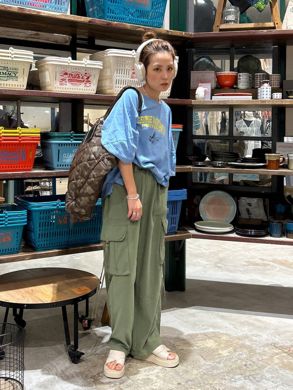 ベージュ系のサンダル、グリーン系のカーゴパンツ、ブラウン系のトートバッグを着用したレディースの夏コーディネートの2枚目の写真