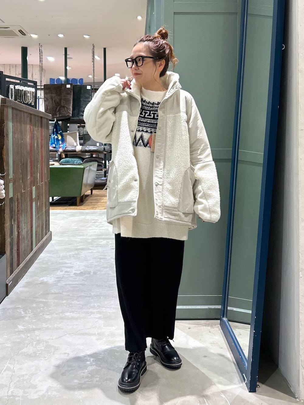 ベージュ系のその他アウター、ブラック系のブーツ、ブラック系のスカートを着用したレディースの冬コーディネートの3枚目の写真