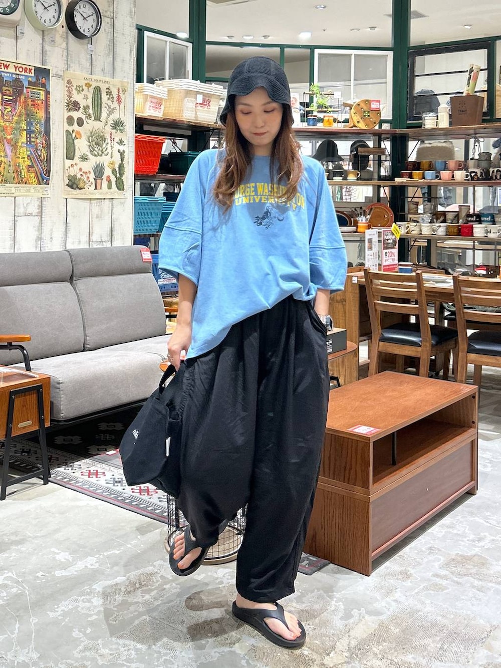 ブラック系のその他パンツ、ブラック系のトートバッグ、ブラック系のサンダルを着用したレディースの夏コーディネートの3枚目の写真