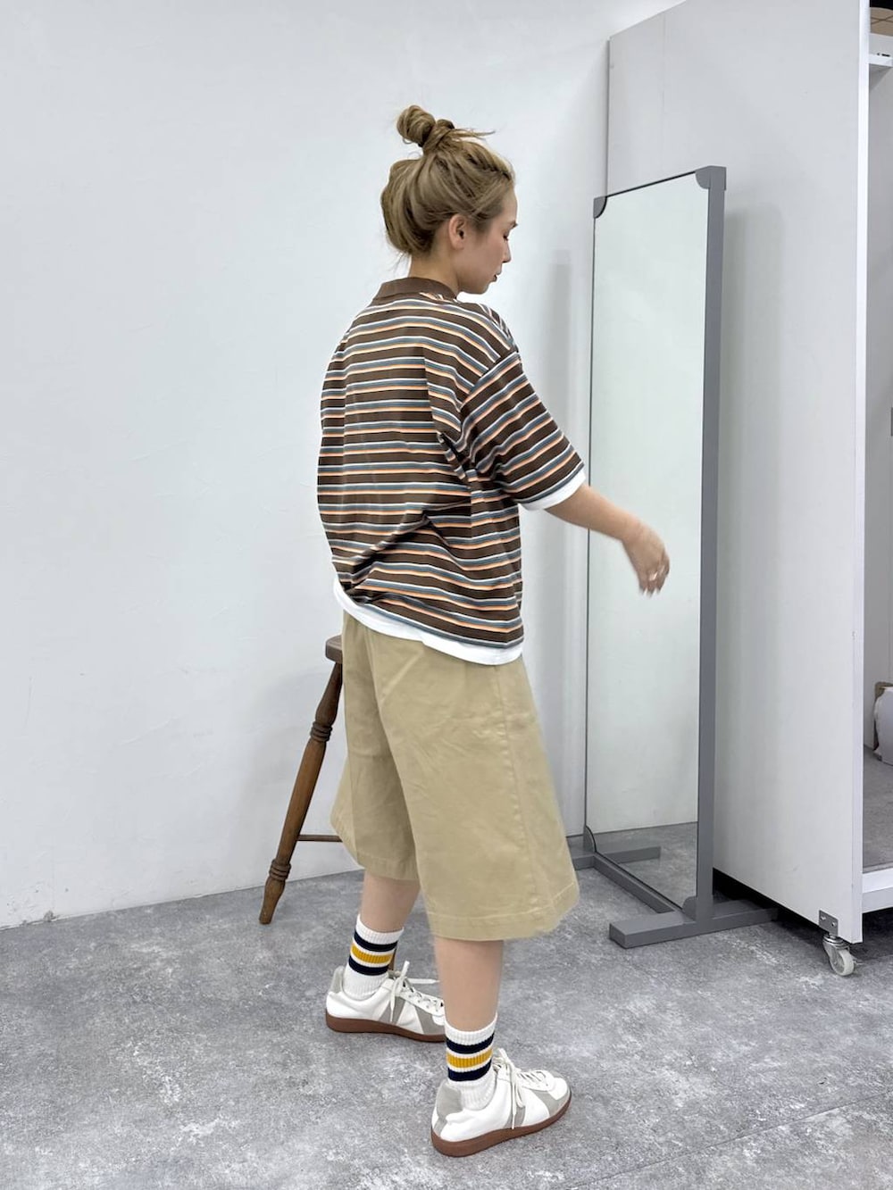 ベージュ系のスニーカー、ブラウン系のTシャツ/カットソー、ベージュ系のその他パンツを着用したレディースの春コーディネートの4枚目の写真