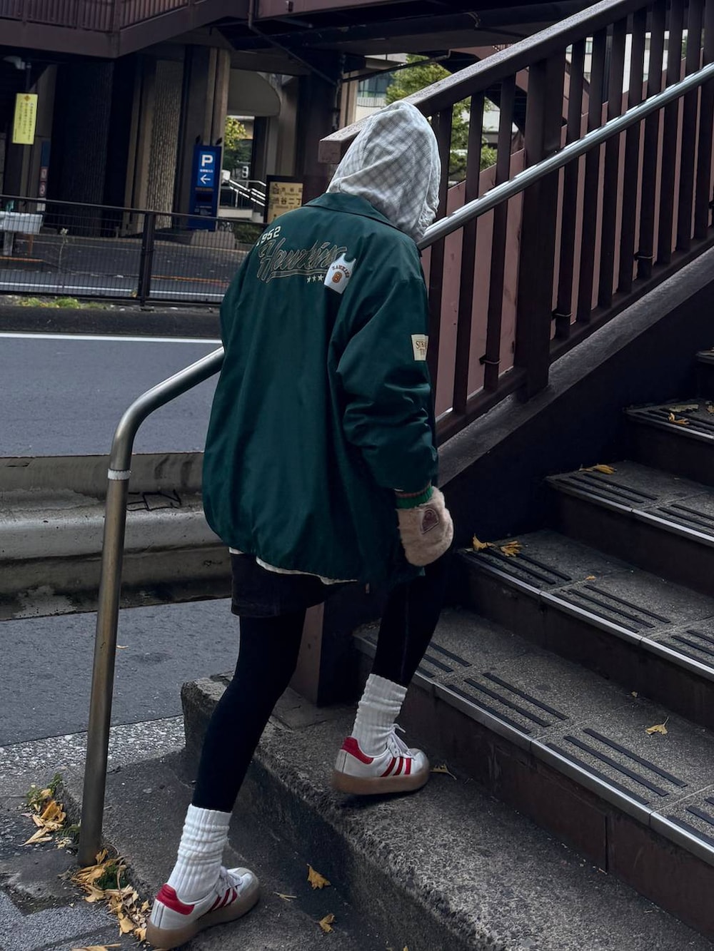 ブラウン系のスカート、ブラウン系のニットキャップ/ビーニーを着用したレディースの冬コーディネートの5枚目の写真