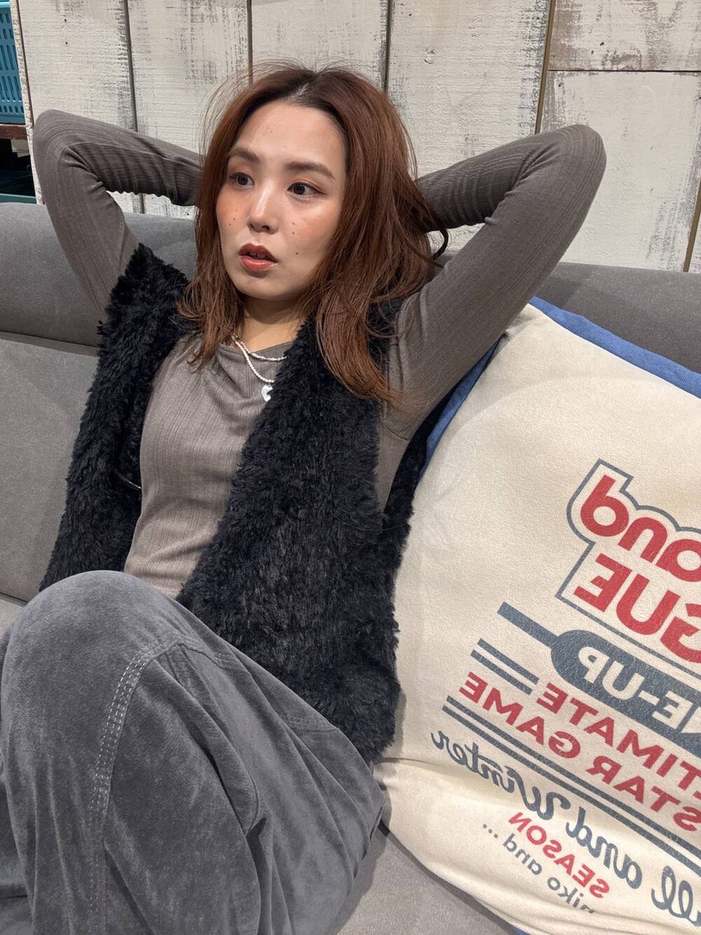 グレー系のその他パンツ、ブラック系のベスト、グリーン系のその他アンダーウェア/インナーを着用したレディースの秋コーディネートの2枚目の写真