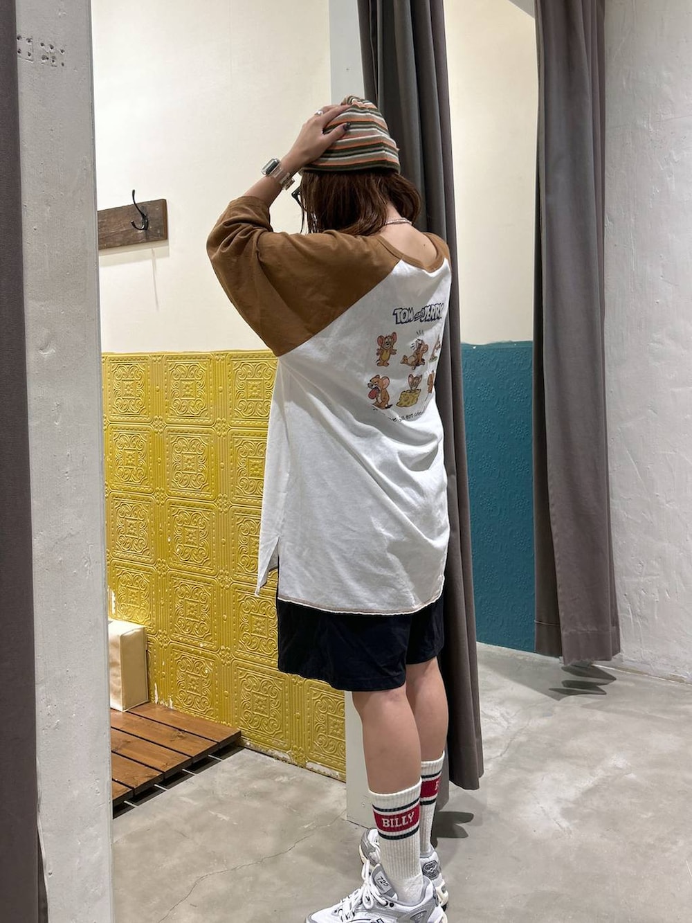 グレー系のスニーカー、ブラック系のその他パンツ、ホワイト系のソックス/靴下を着用したレディースの夏コーディネートの3枚目の写真