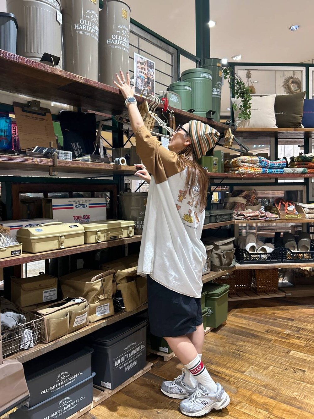 グレー系のスニーカー、ブラック系のその他パンツ、ホワイト系のソックス/靴下を着用したレディースの夏コーディネートの4枚目の写真