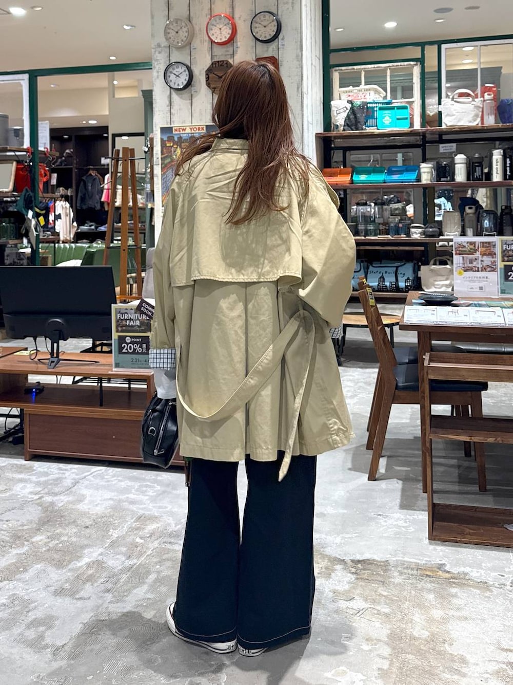 ベージュ系のトレンチコート、ブラック系のボストンバッグを着用したレディースの冬コーディネートの4枚目の写真