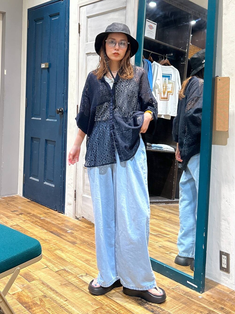 ブラック系のサンダル、その他のシャツ/ブラウス、グレー系のタンクトップを着用したレディースの春コーディネートの2枚目の写真