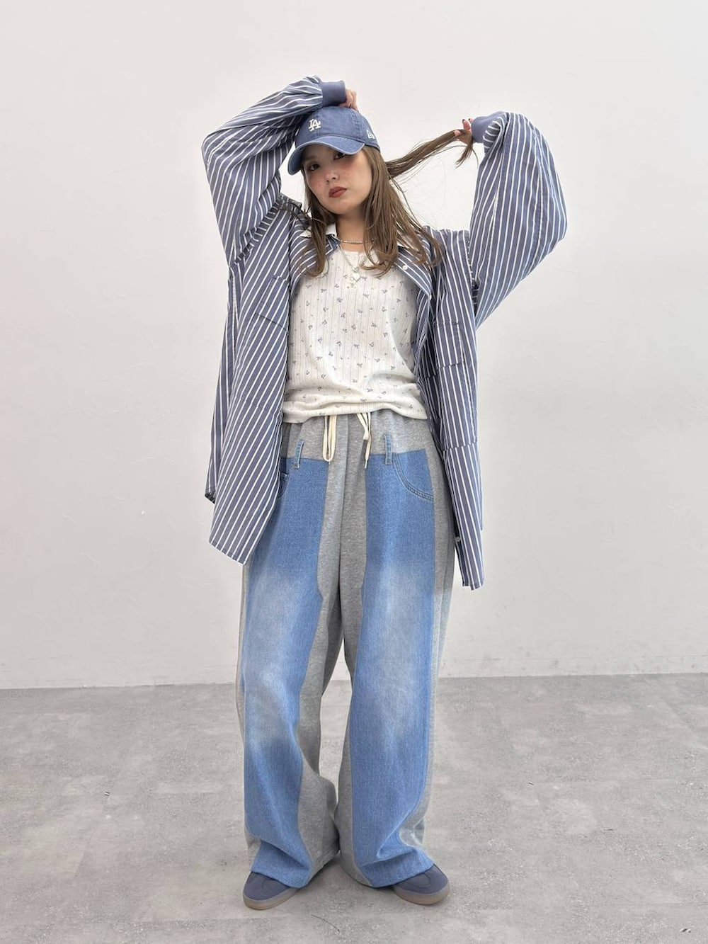 ホワイト系のタンクトップ、グレー系のデニムパンツ、ブルー系のシャツ/ブラウスを着用したレディースの夏コーディネートの2枚目の写真