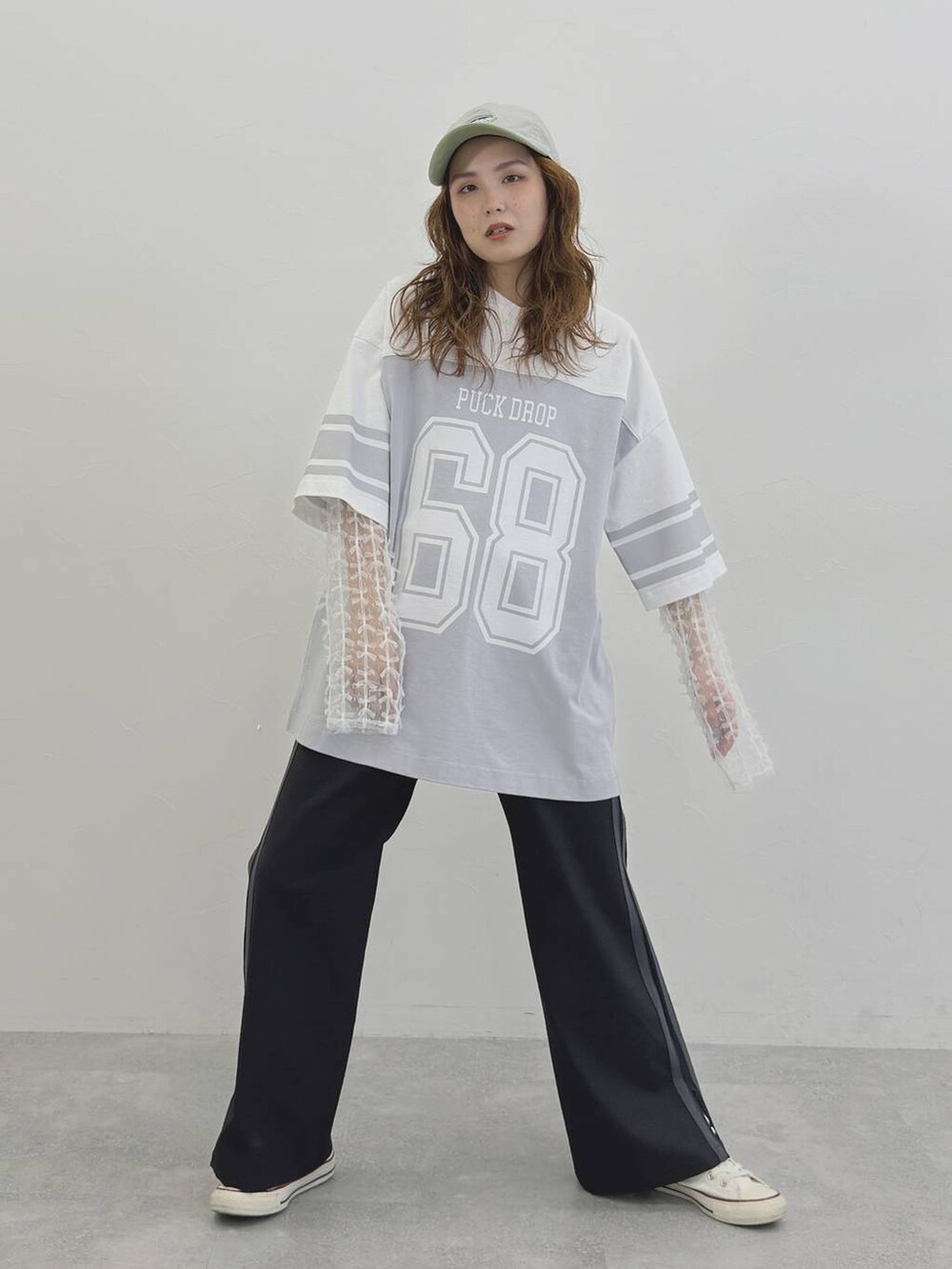 グレー系のTシャツ/カットソー、ブラック系のその他パンツ、グレー系のキャップを着用したレディースの冬コーディネートの2枚目の写真