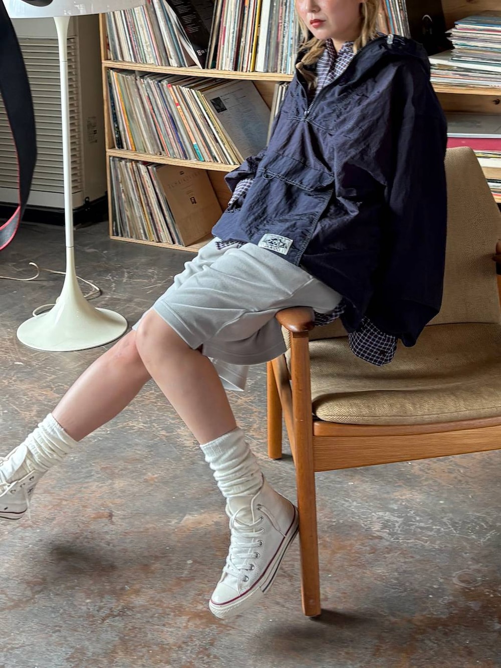 パープル系のシャツ/ブラウスを着用したレディースの夏コーディネートの4枚目の写真