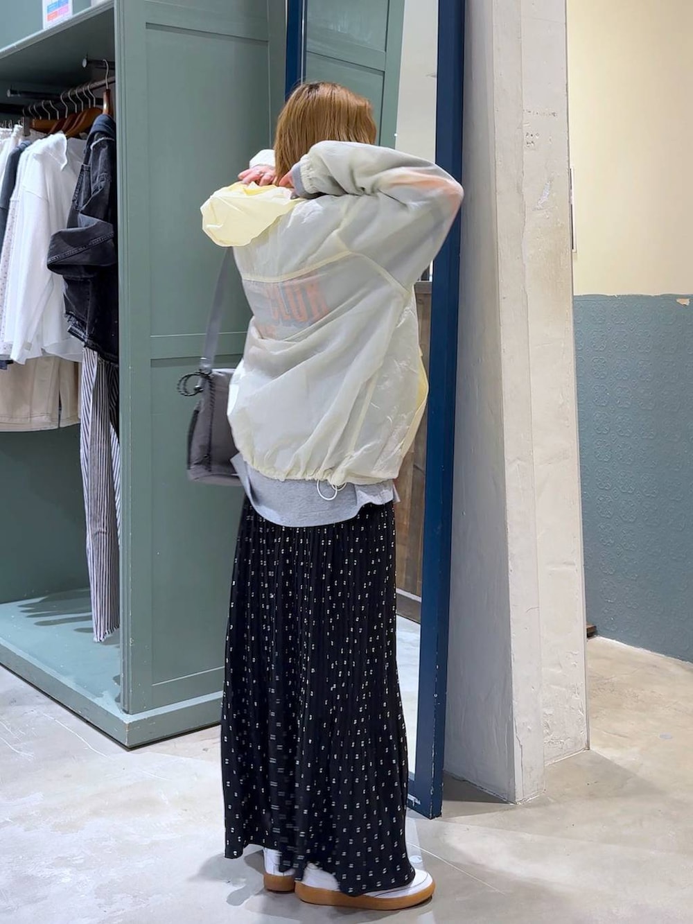 ブラック系のスカートを着用したレディースの冬コーディネートの3枚目の写真