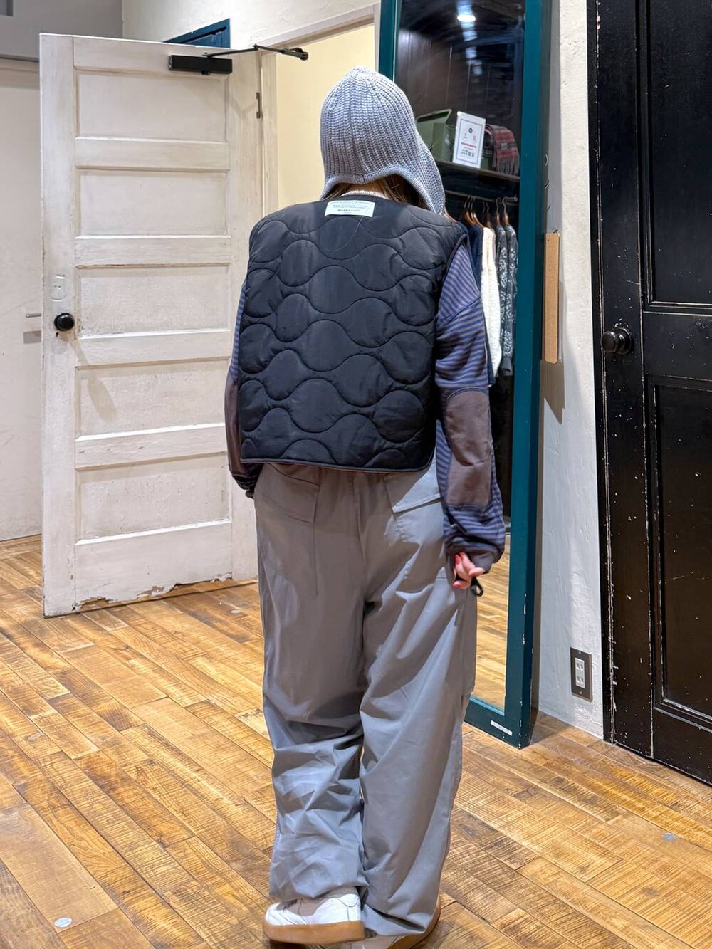 ブラウン系のTシャツ/カットソー、グレー系のその他パンツ、ブラック系のベストを着用したレディースの冬コーディネートの4枚目の写真