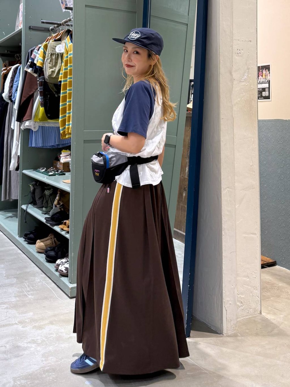 グレー系のボディバッグ/ウエストポーチ、ブルー系のTシャツ/カットソーを着用したレディースの夏コーディネートの4枚目の写真
