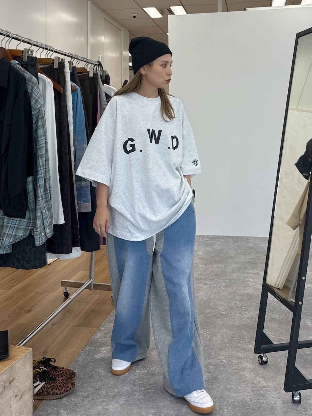 グレー系のデニムパンツ、ブラック系のニットキャップ/ビーニーを着用したレディースの夏コーディネートの3枚目の写真