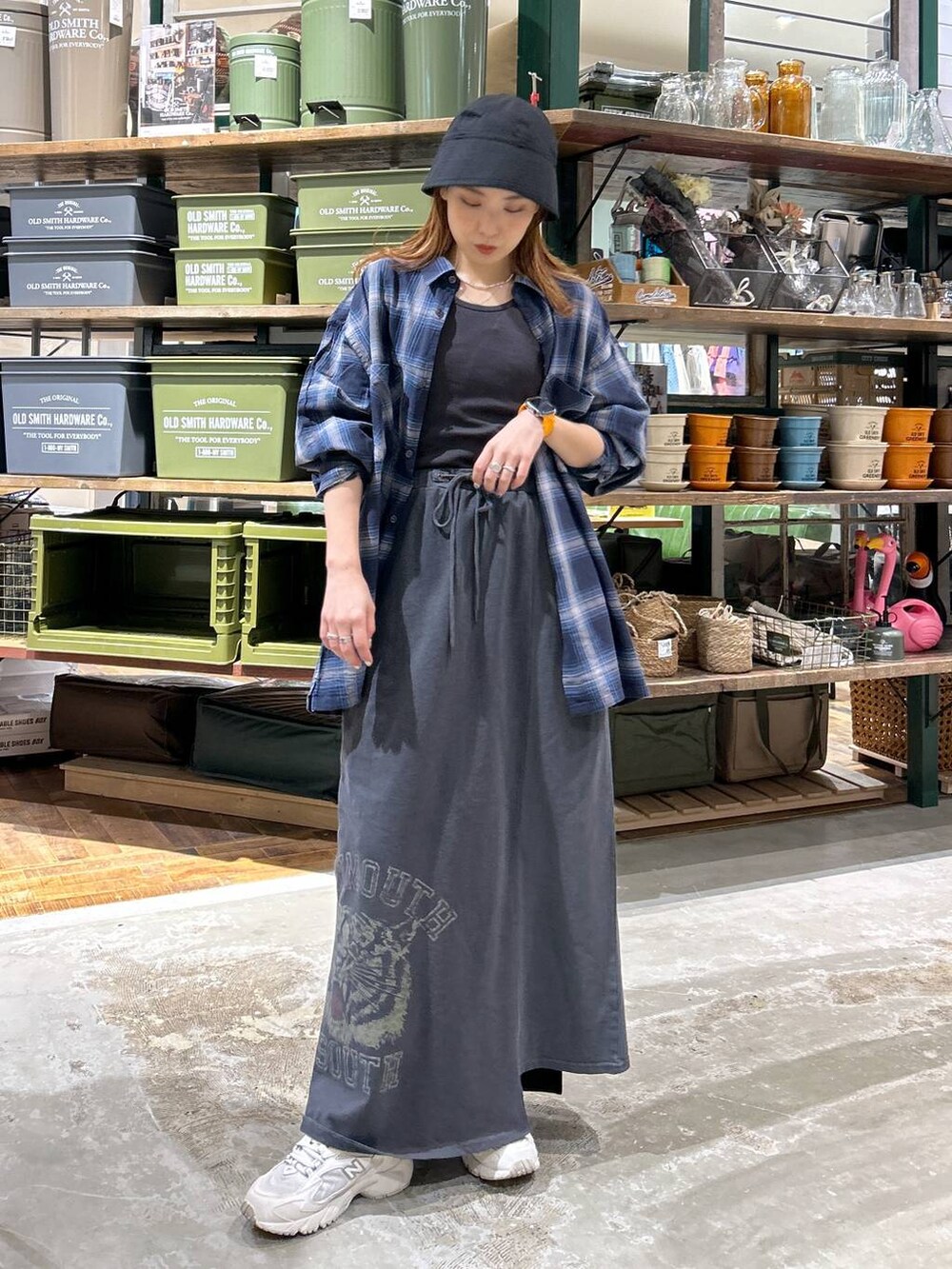 その他のスカート、ブルー系のシャツ/ブラウス、ブラック系のハットを着用したレディースの春コーディネートの2枚目の写真
