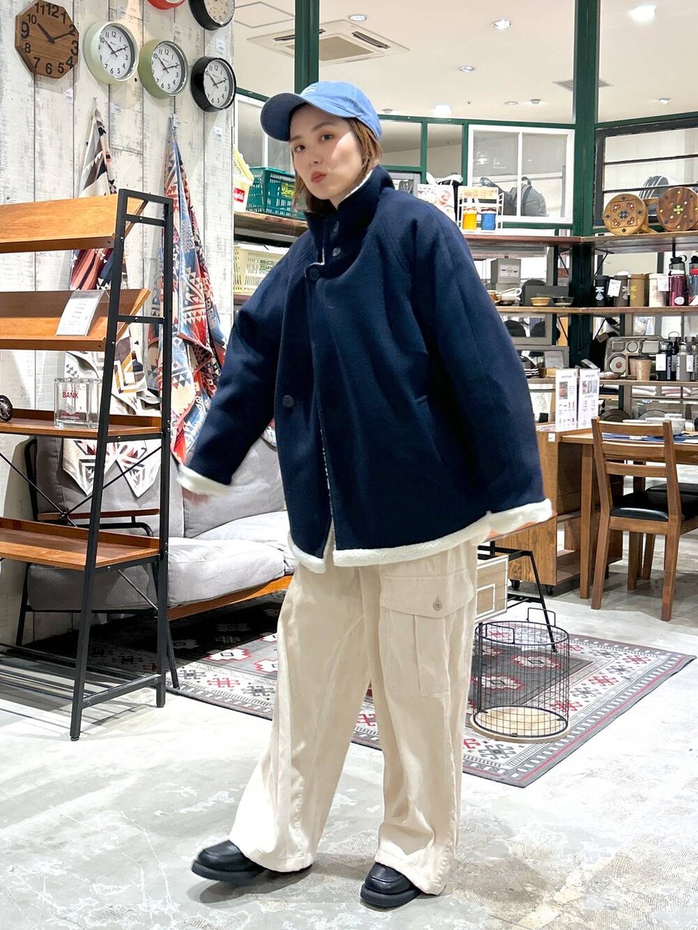 ブラック系のローファー、ブルー系のブルゾン、ベージュ系のカーゴパンツを着用したレディースの冬コーディネートの2枚目の写真