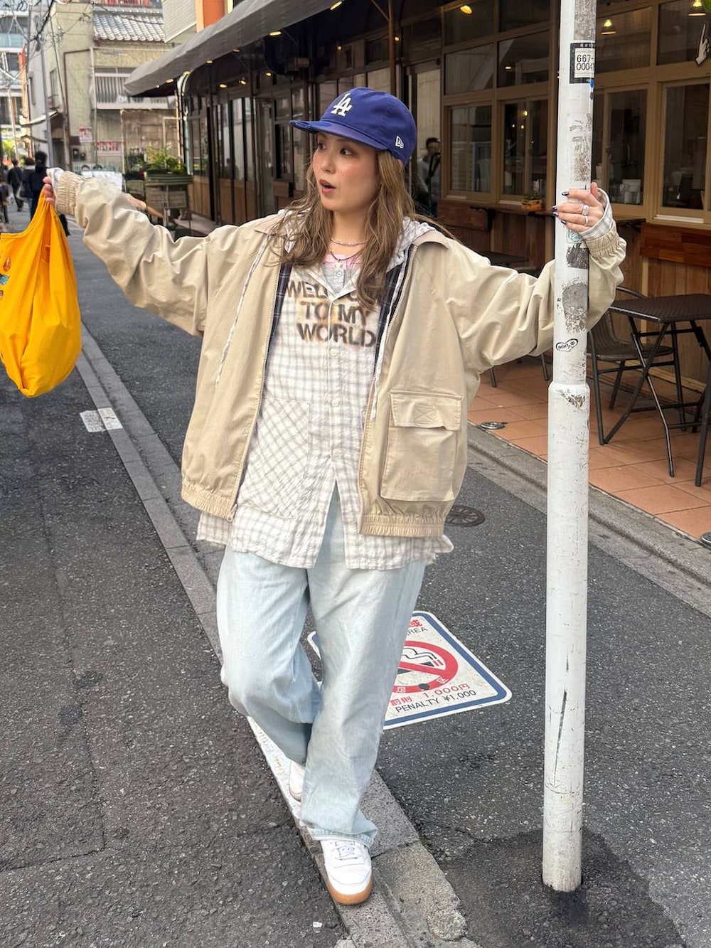 ベージュ系のシャツ/ブラウス、イエロー系のブルゾンを着用したレディースの春コーディネートの2枚目の写真