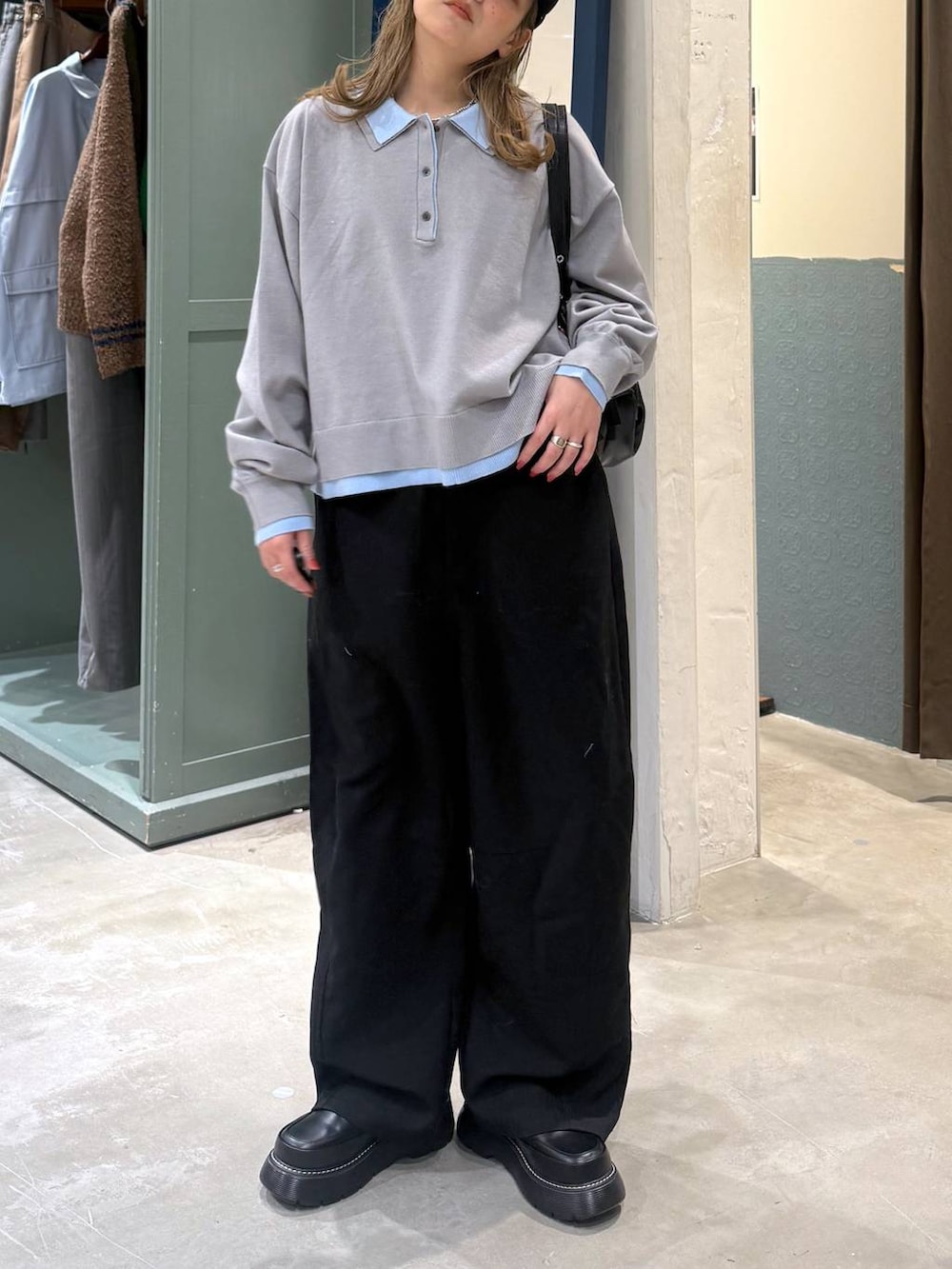 ブラック系のドレスシューズ、ブラック系のその他パンツ、ブラック系のボストンバッグを着用したレディースの冬コーディネートの2枚目の写真