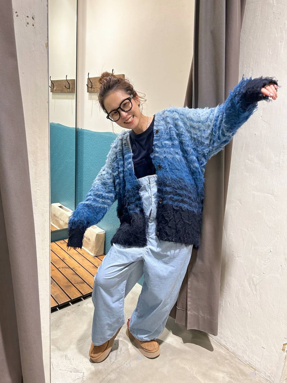 ブルー系のその他トップス、ブルー系のその他パンツ、ブルー系のカーディガン/ボレロを着用したレディースの冬コーディネートの3枚目の写真