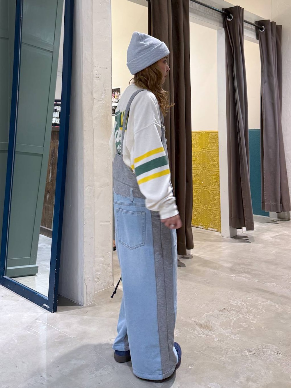 グレー系のサロペット/オーバーオールを着用したレディースの冬コーディネートの4枚目の写真