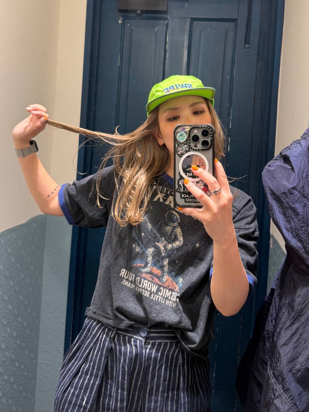 ブルー系のその他パンツ、グレー系のTシャツ/カットソー、グリーン系のキャップを着用したレディースの春コーディネートの2枚目の写真