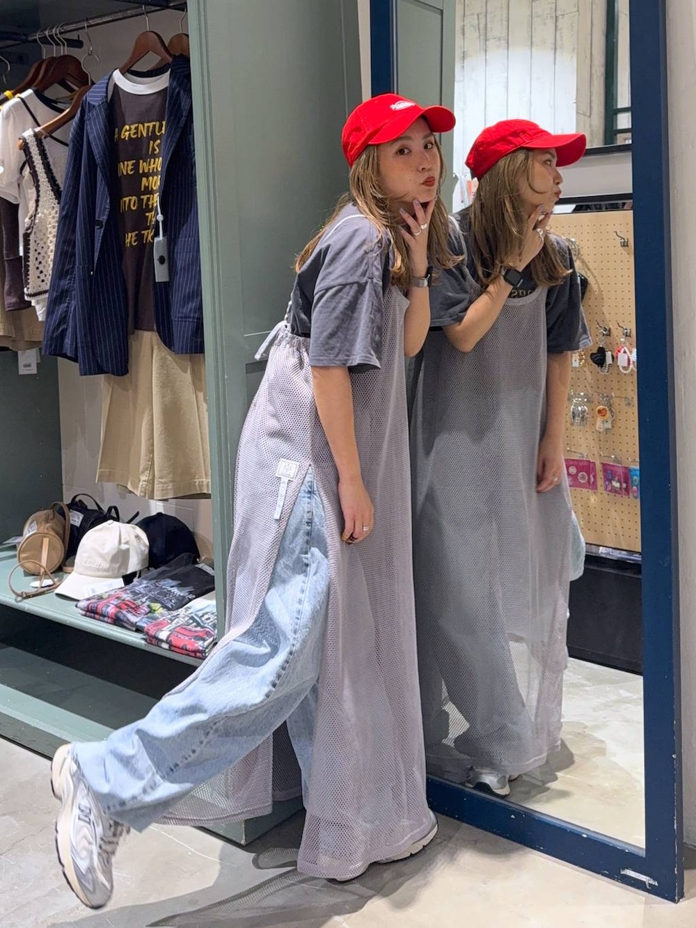 ブルー系のデニムパンツ、その他のTシャツ/カットソーを着用したレディースの春コーディネートの3枚目の写真