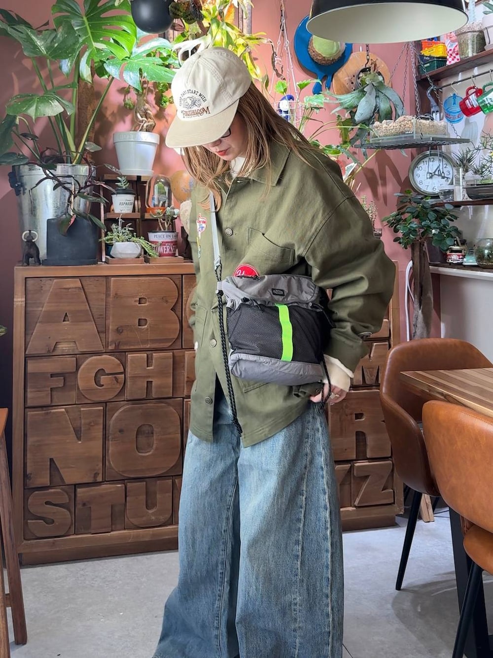 ブルー系のデニムパンツ、ホワイト系のキャップを着用したレディースの冬コーディネートの6枚目の写真