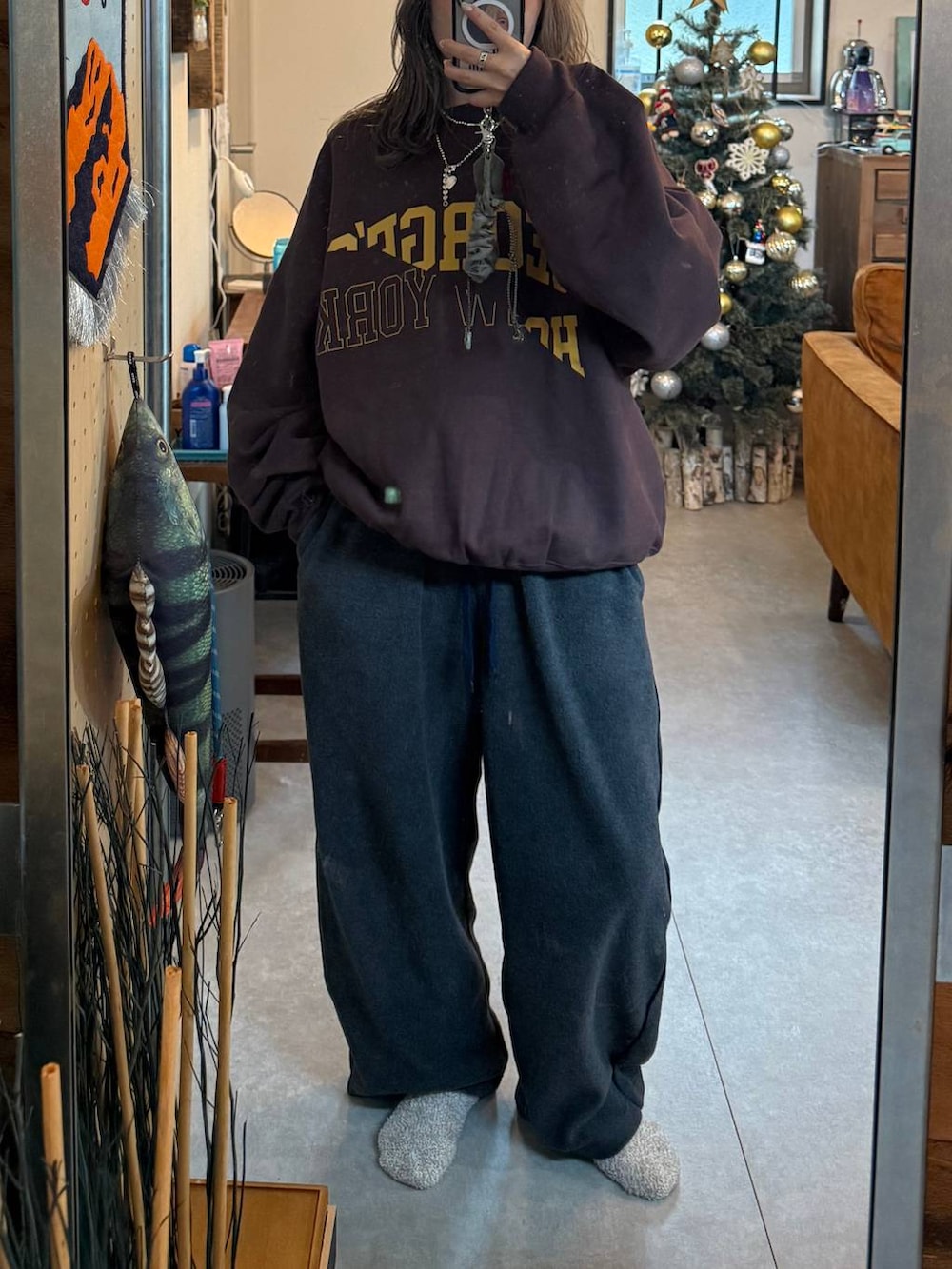 グレー系のその他パンツ、ブラウン系のスウェットを着用したレディースの秋コーディネートの2枚目の写真