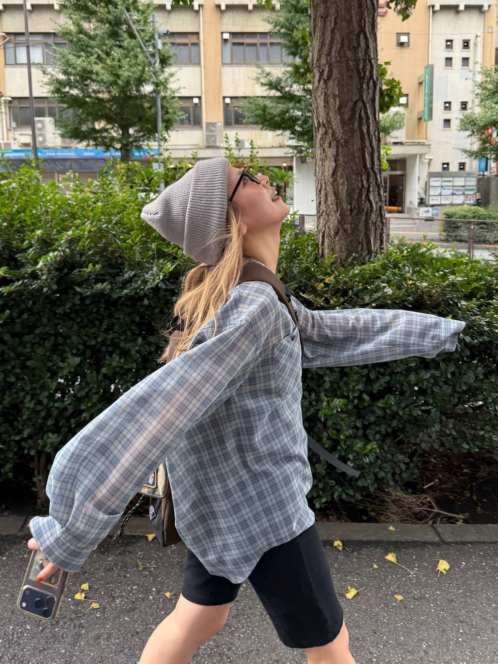 ブラック系のブーツ、ブラック系のその他パンツ、ブルー系のシャツ/ブラウスを着用したレディースの夏コーディネートの2枚目の写真