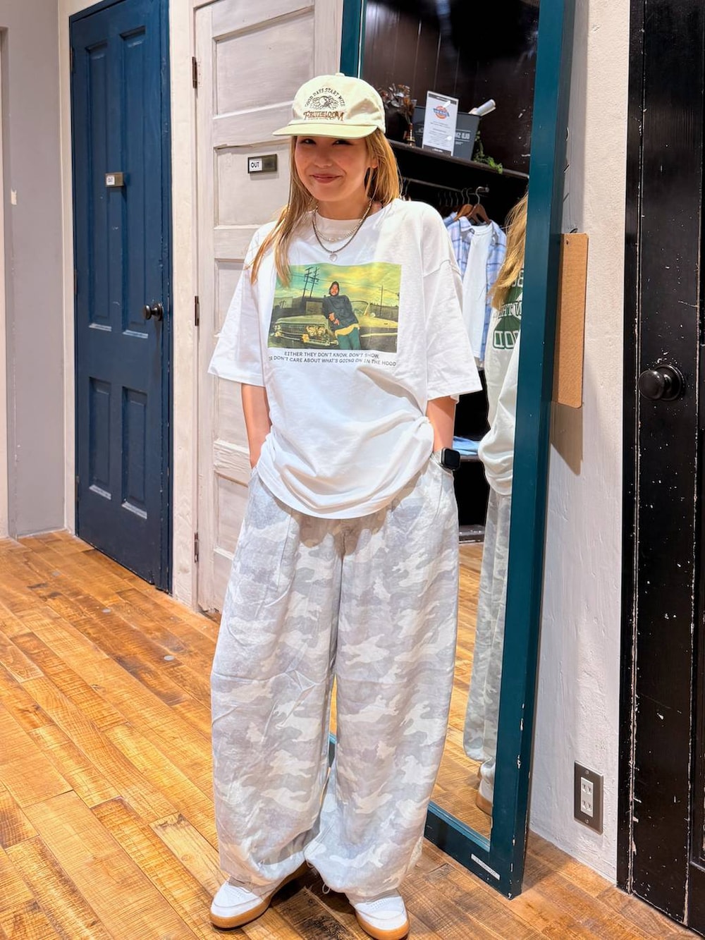 ホワイト系のTシャツ/カットソーを着用したレディースの夏コーディネートの3枚目の写真