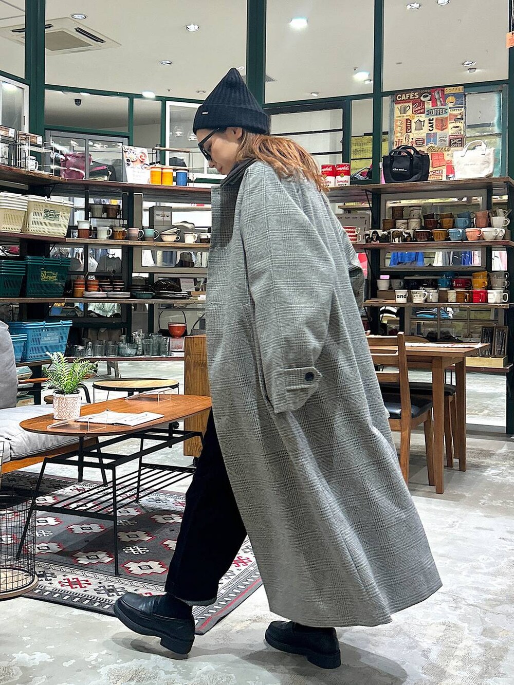 ブラック系のローファー、グレー系のステンカラーコート、ベージュ系のショルダーバッグを着用したレディースの冬コーディネートの3枚目の写真