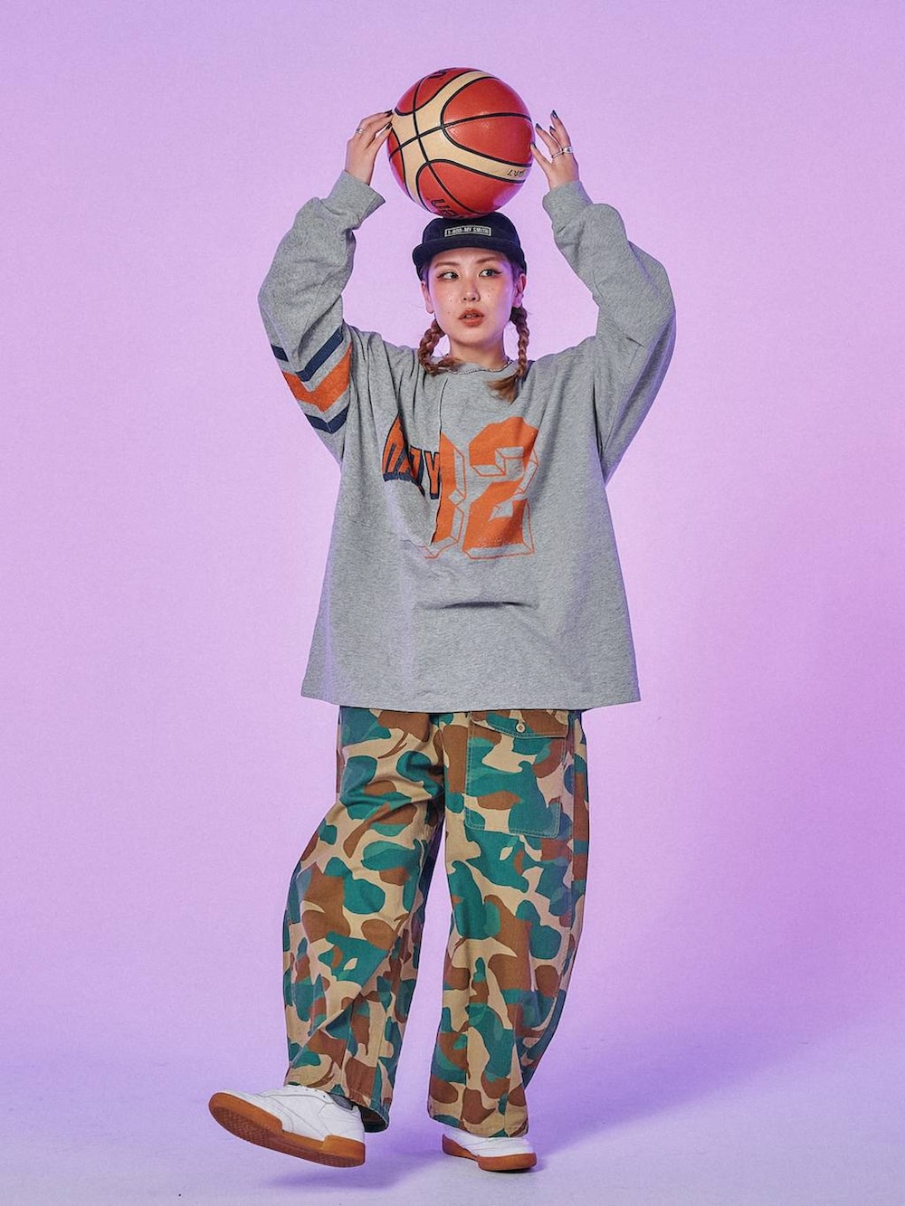 ブラック系のキャップを着用したレディースの冬コーディネートの5枚目の写真