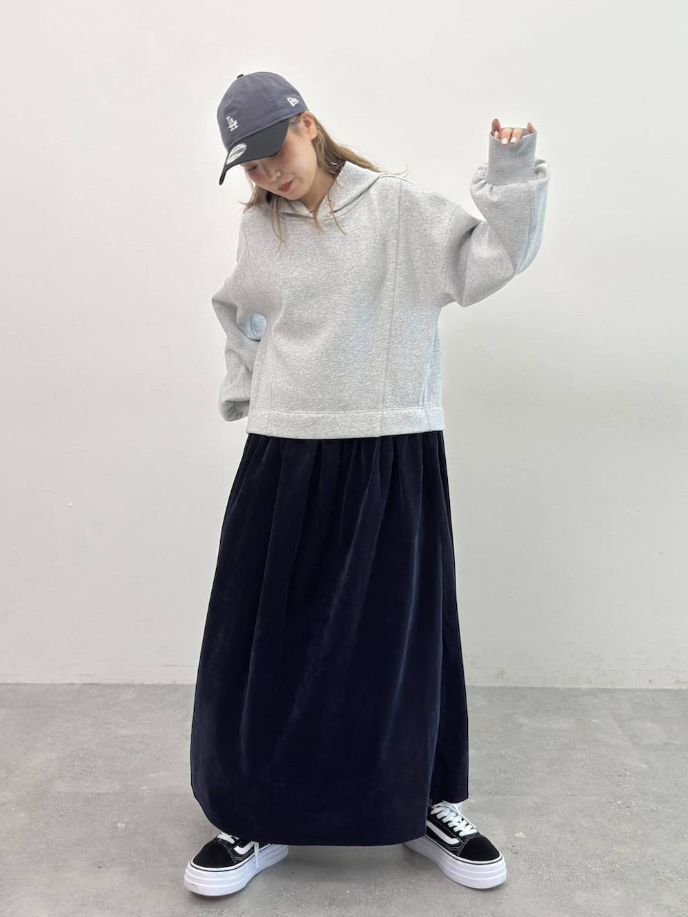 「カジュアル、ベーシック/シンプル、オーバーサイズ、ママコーデ、体型カバー、niko and ...」｜「niko and...の【MODE NORM CORE】フーディドッキングワンピース（ワンピース、グレー系）」を使った、tera38さん（レディース・155cm）の秋コーディネートの2枚目の写真